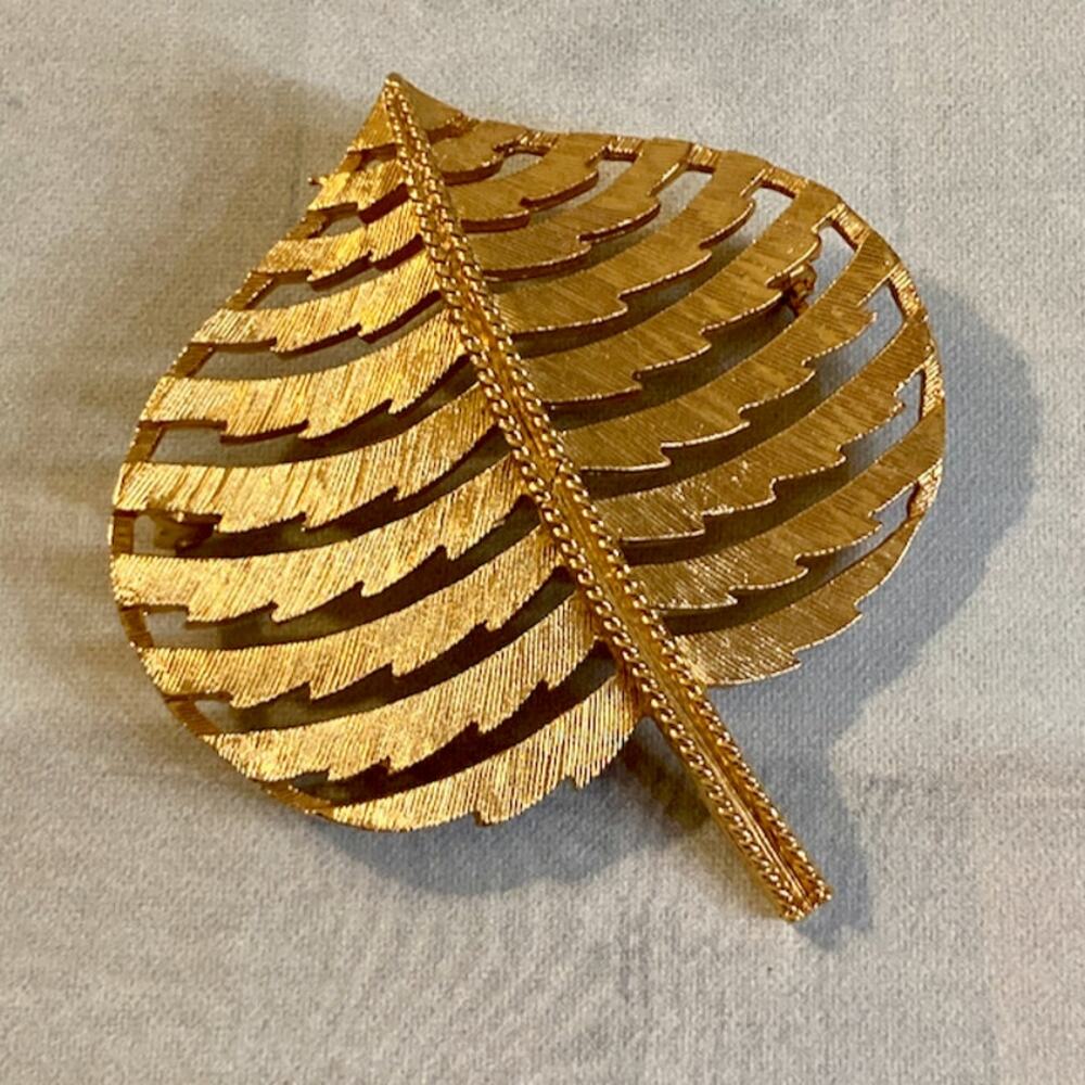 0130 Vintage 60s Corocraft Gold Tone Leaf Brooch EUC